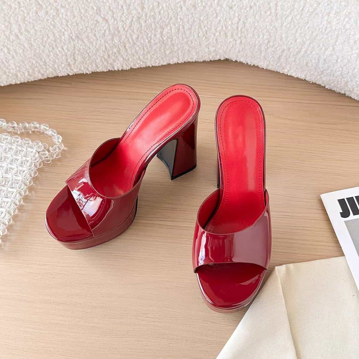 Talons en similicuir verni rouge
