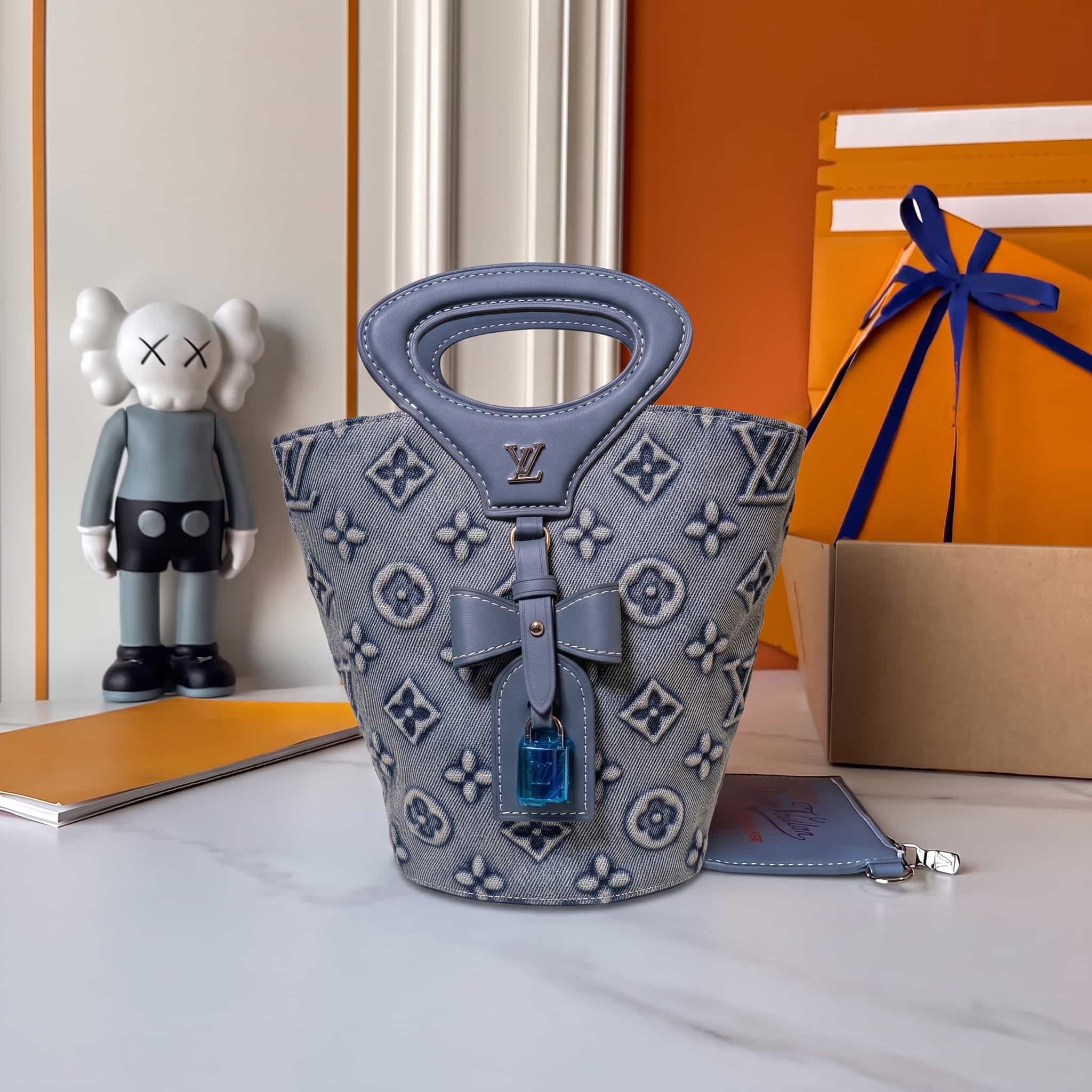sac à main seau denim bleu orné - Louis Vuitton